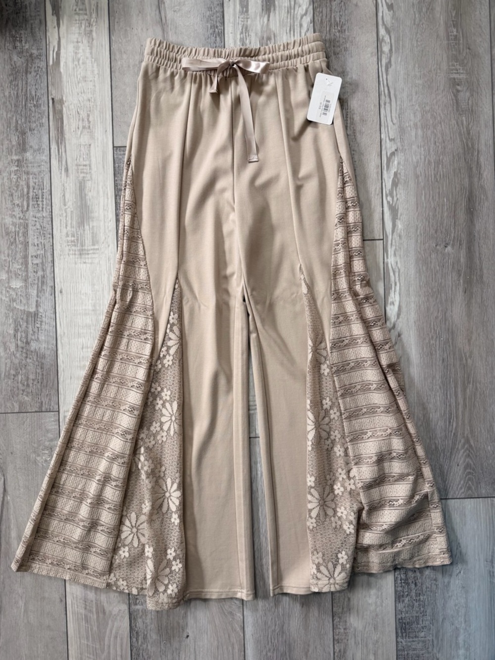 NWT- Boho Khaki Floral Lace Panel High Rise Wide Leg Pants size medium - Picture 6 of 12